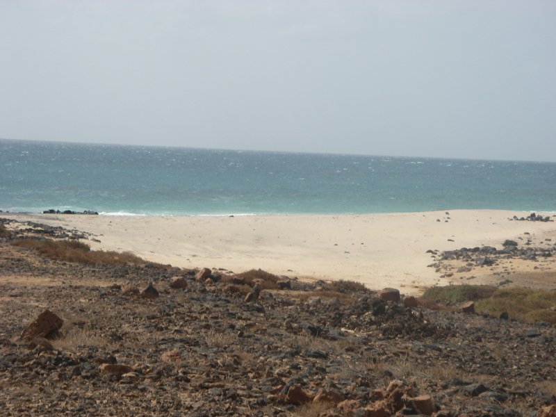 Coulée de lave devant la plage. En voiture, pas facile!