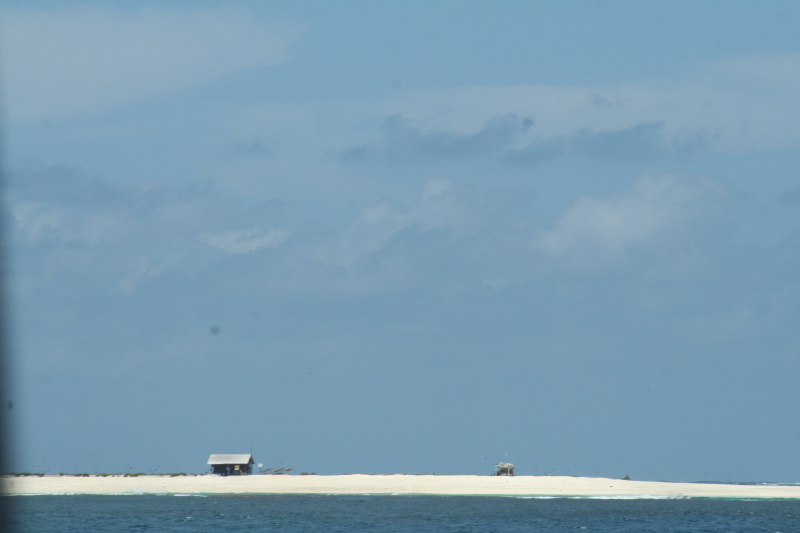 124-..l'accès à cet atoll nous est interdit, il faut une autorisation spéciale.