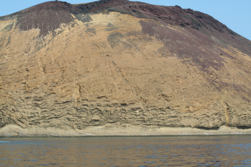 Un cratère de volcan effondré dans l'eau