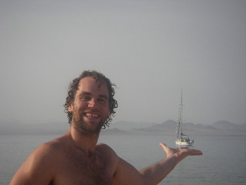 Il tient dans la main notre bateau!