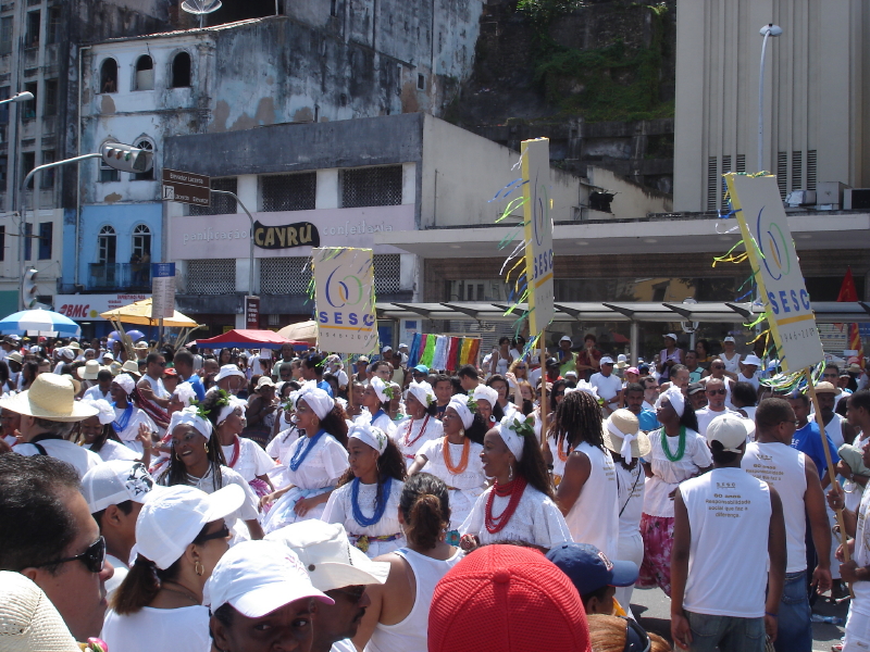 Tout le monde en blanc, et tous un tambour a la main!!