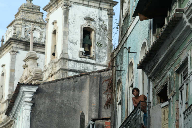 Un jeune curieux au balcon