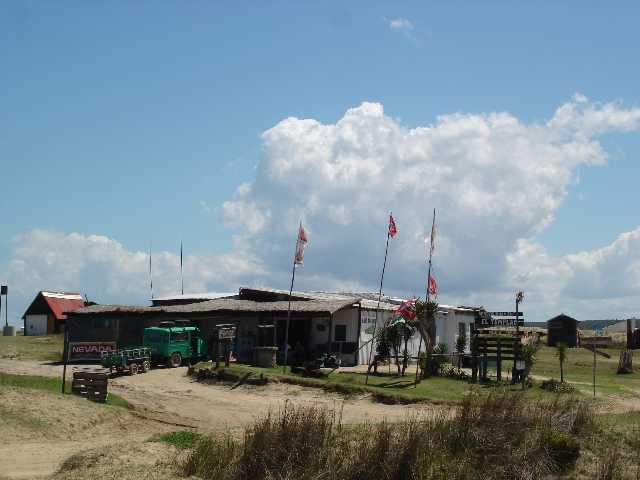 le supermarché-restaurant-bistrot-épicerie-station de bus